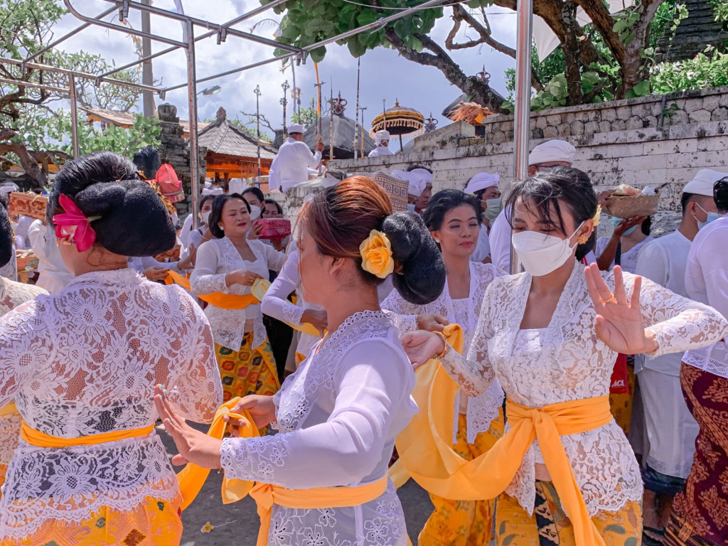 PKK Kecamatan Kuta Selatan Ngayah Tari Rejang di Upacara Panca Wali Krama Pura Luhur Uluwatu